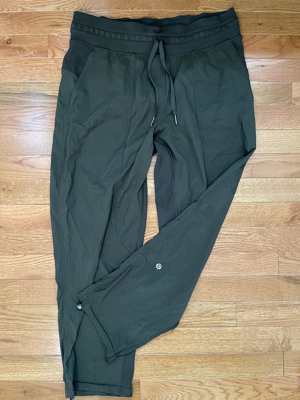 Lululemin Olive Green cropped gym Pants — high-waisted, lightweight